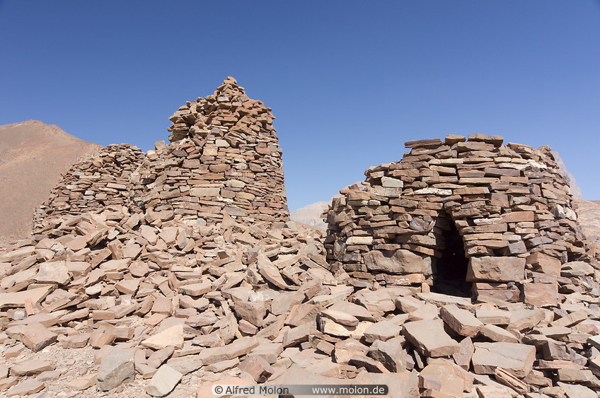 08 Al Ayn beehive stone tombs