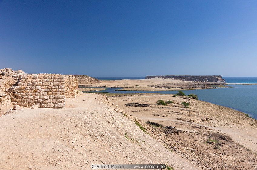 15 City walls and Khor Rori lagoon