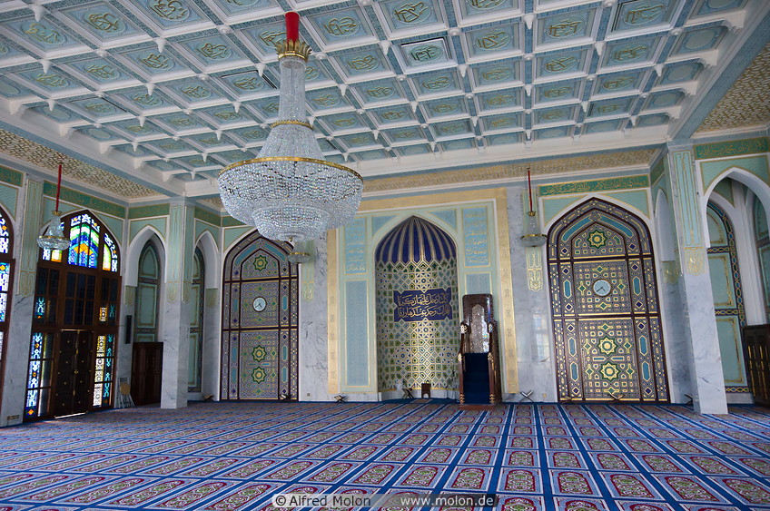 23 Blue mosque prayer hall