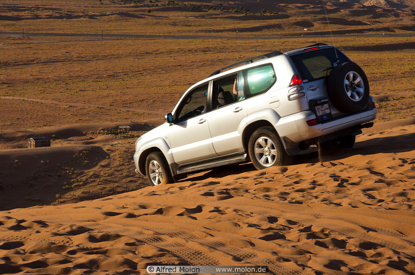10 4wd car on sand dunes