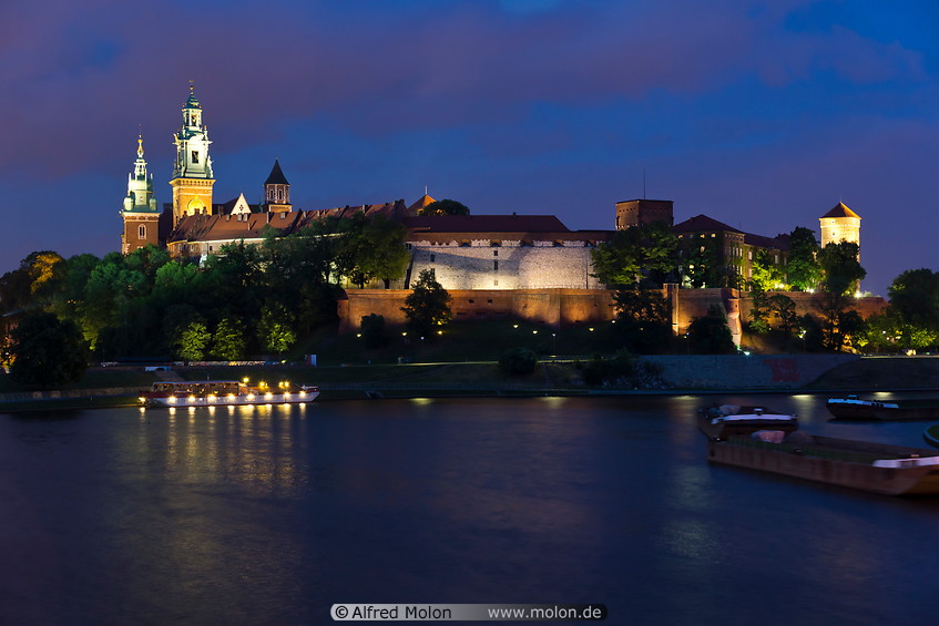 05 Wawel on Vistula river at night