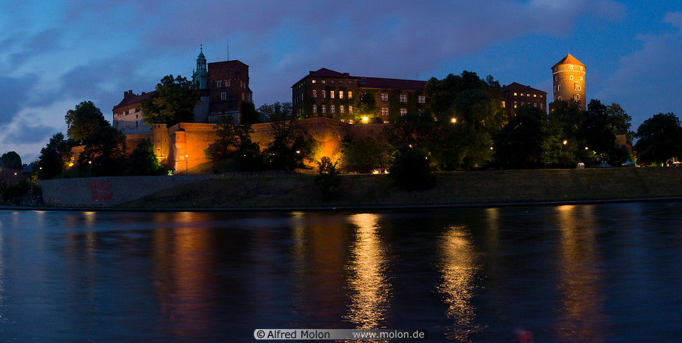 18 Wawel on Vistula river at night