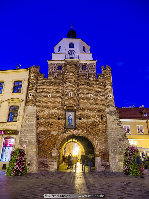 24 Krakowska gate at night