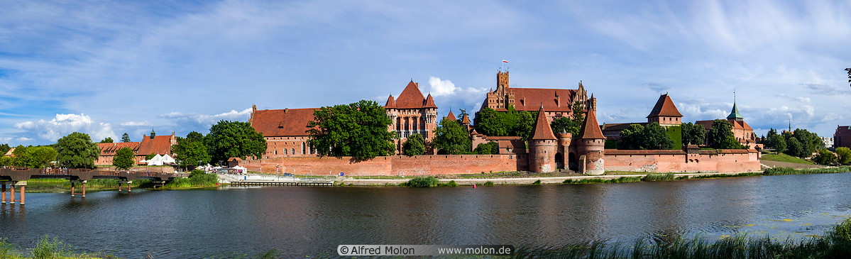 02 Malbork castle on Nogat river