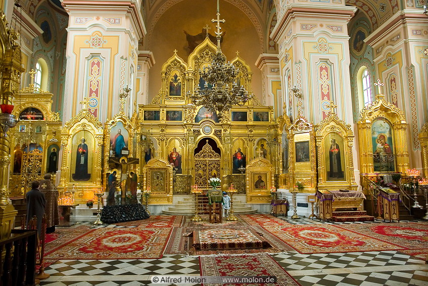 09 Interior with golden altar