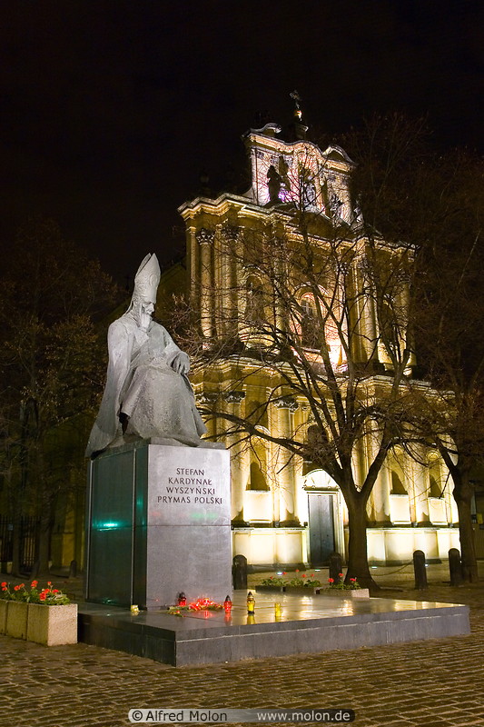 15 Cardinal Wyszynski statue and Wizytki church at night