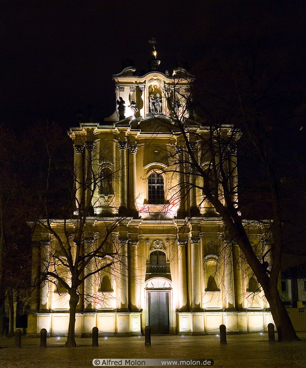 16 Wizytki church at night