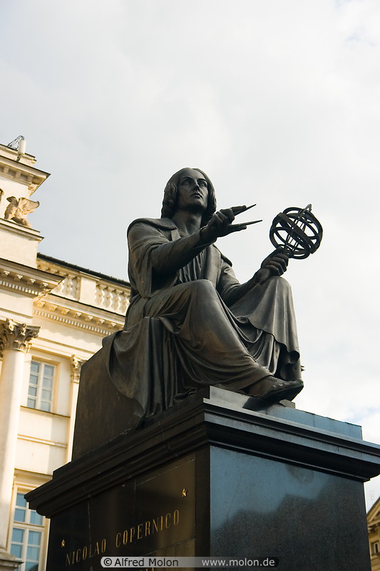 10 Nicolaus Copernicus statue