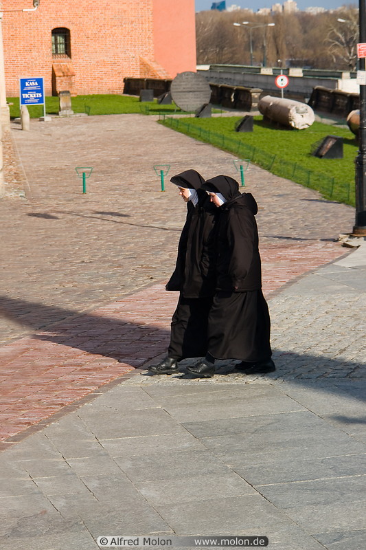 05 Nuns on castle square