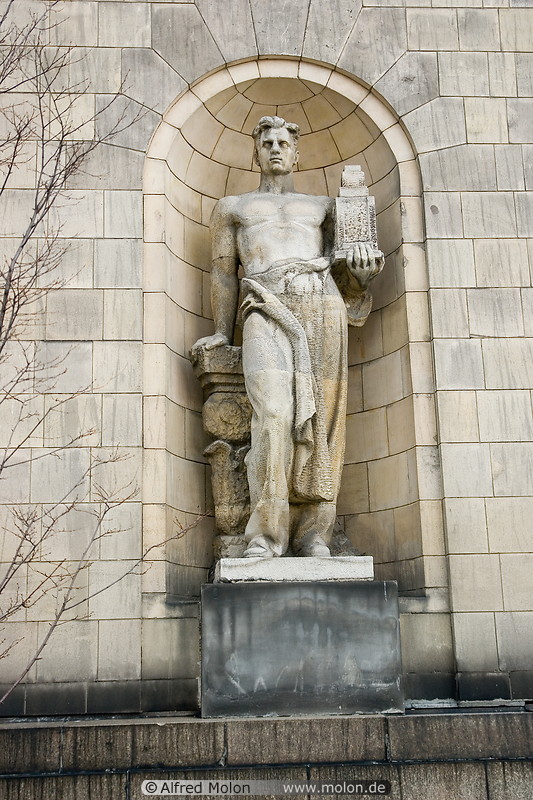01 Statue