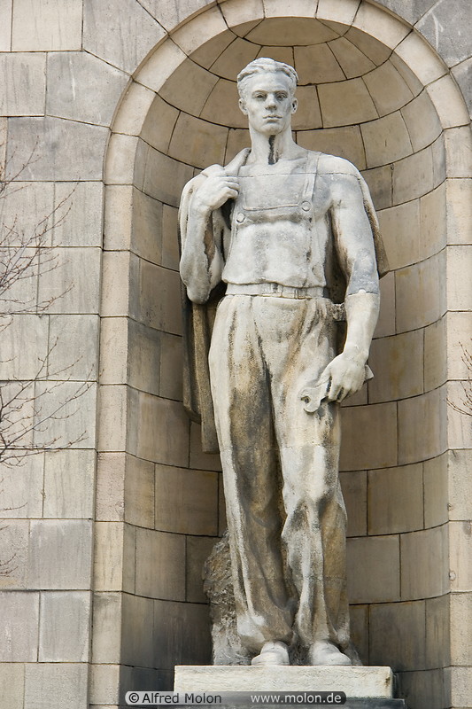 03 Statue of socialist worker