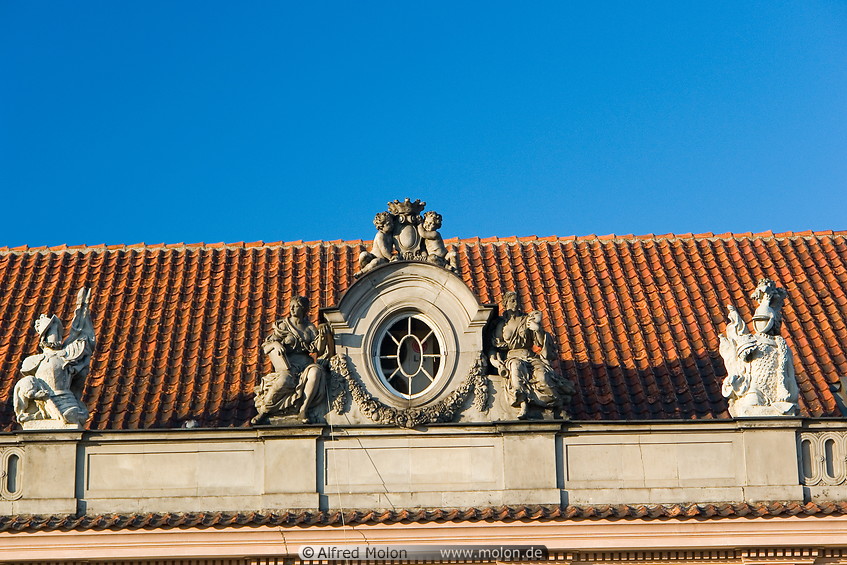 22 Branicki palace roof detail with statues