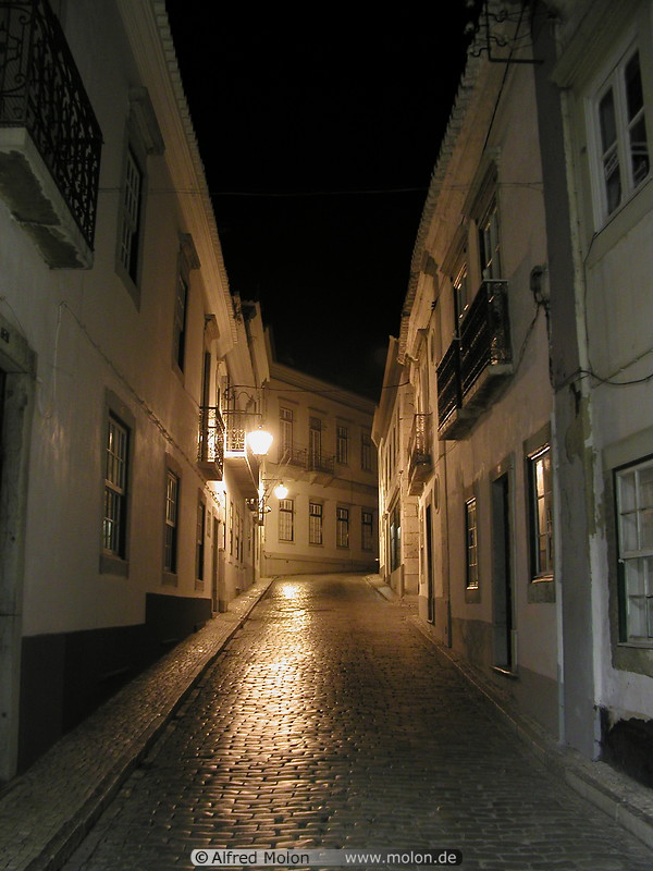 25 Faro at night
