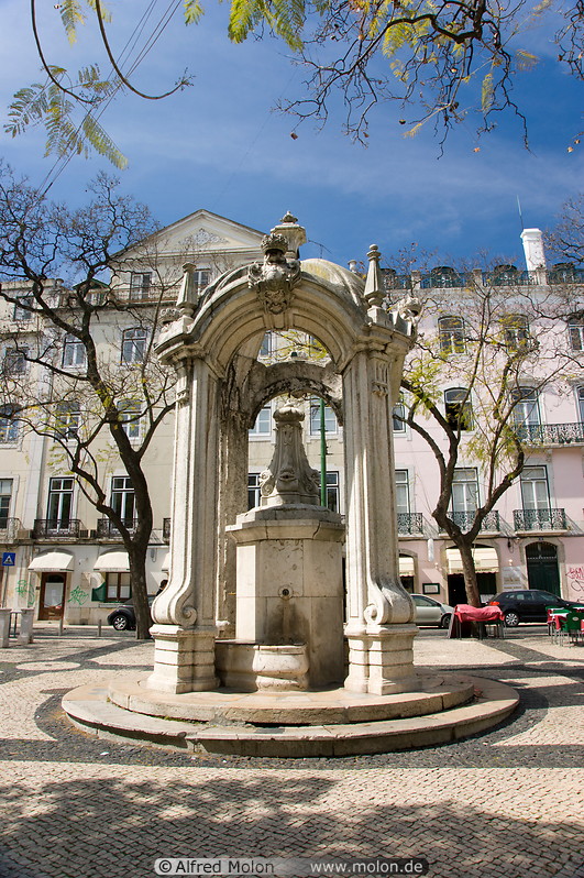06 Fountain in Largo do Carmo square