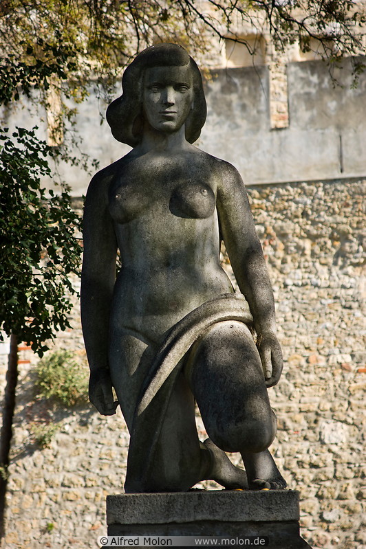 02 Olisipona statue