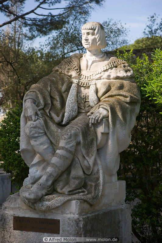 21 Statue of King Manuel