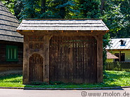 09 Wooden rain shelter