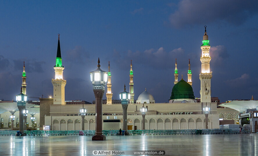 21 Al-Masjid an-Nabawi mosque