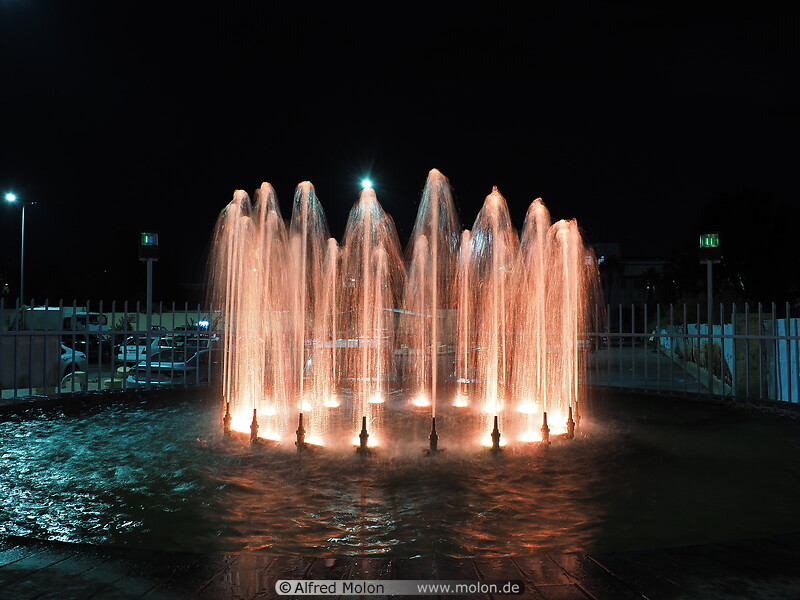 20 Fountain at night