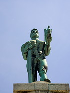 16 Pobednik statue