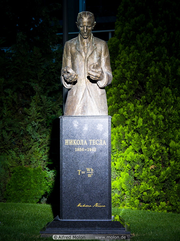 14 Nikola Tesla statue