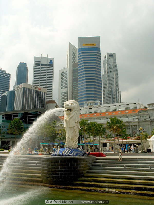 30 Merlion fountain with skyscrapers