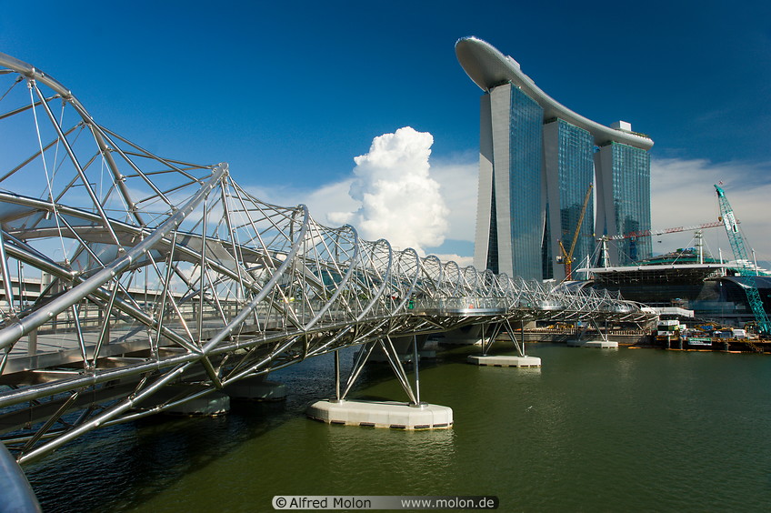 11 Marina Bay DNA helix pedestrian bridge
