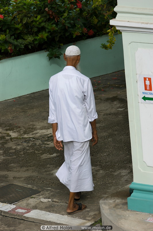 22 Muslim man in Jamae mosque