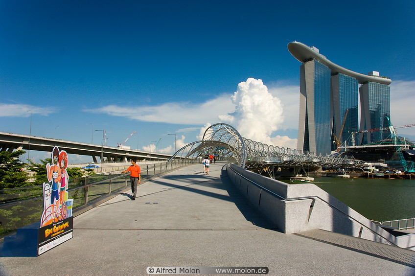11 Marina Bay pedestrian bridge