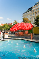 03 Fountain and red balloons