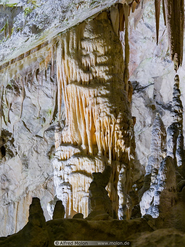 23 Rock formations in Postojna cave