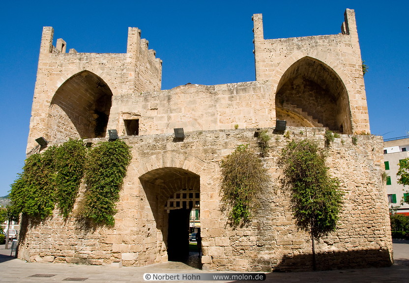 02 Town gate of Alcudia 
