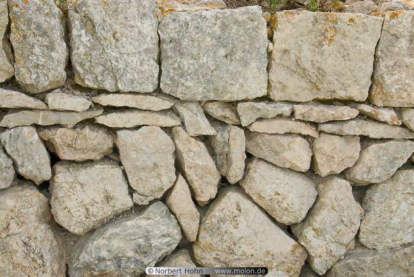 09 Close view on the stone wall on El Camino de Muro Seco