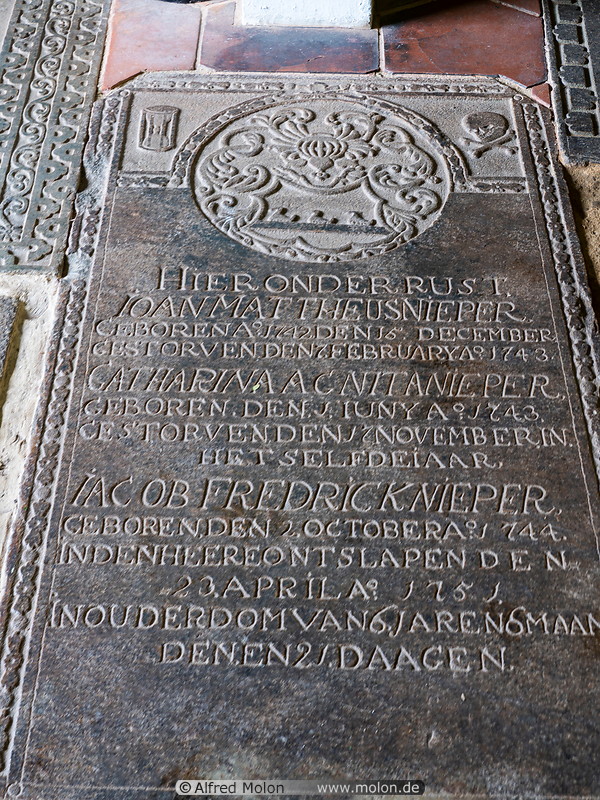 05 Dutch tombstone