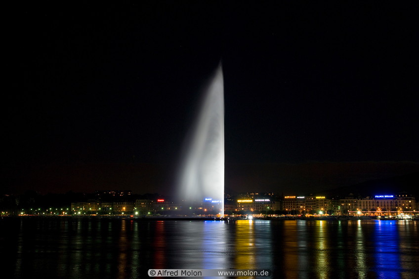 10 Jet d'Eau water fountain at night