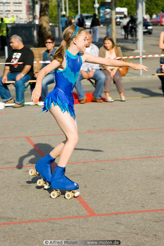 15 Artistic roller skater