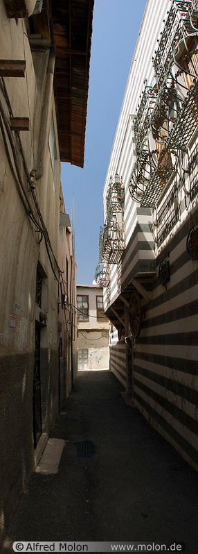 24 Narrow alley