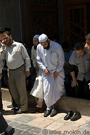 06 Pilgrims exiting mosque after noon prayer
