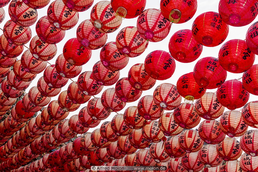 04 Chinese lanterns in Matsu temple