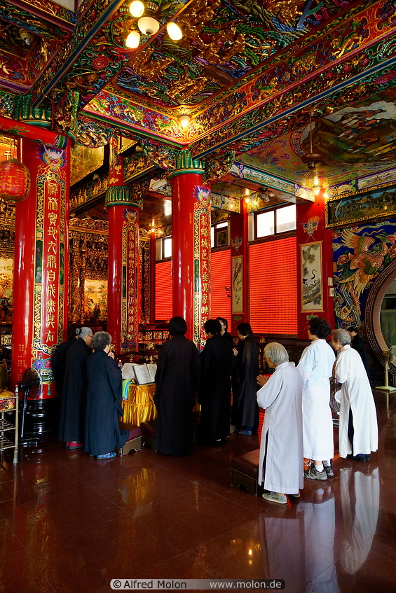 17 Believers praying in Ciji temple