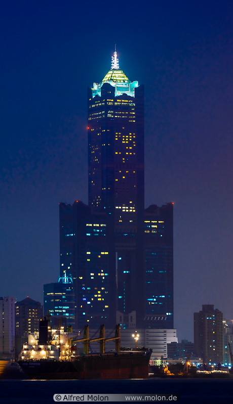 03 Tuntex Sky tower at night