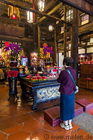 06 Woman praying in the temple