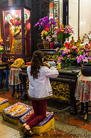 08 Woman praying in the temple