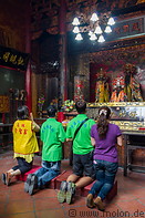 09 People praying in Dongyue temple