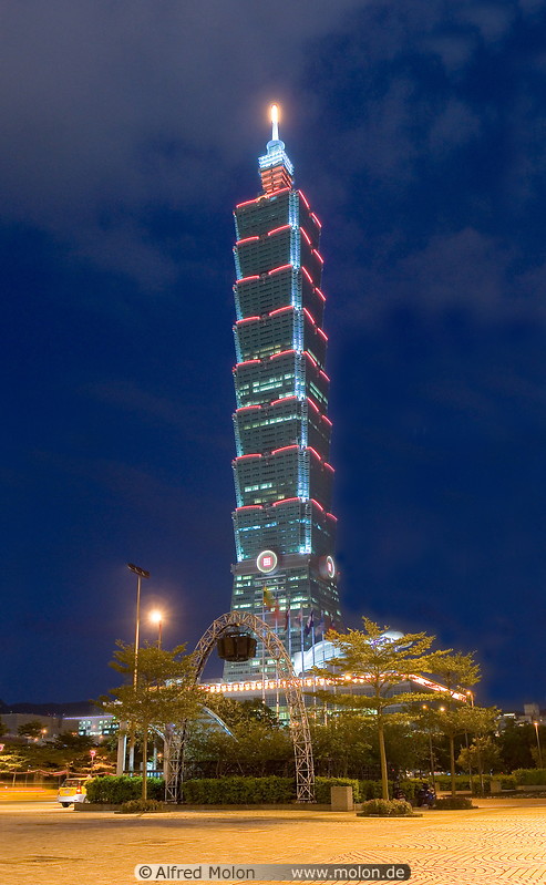 01 Night view of Taipei 101 tower