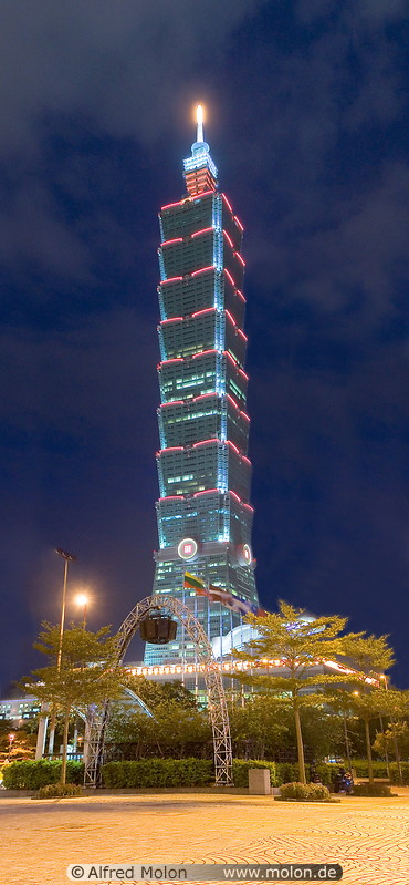 02 Night view of Taipei 101 tower