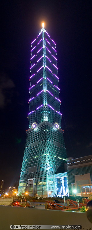 06 Night view of Taipei 101 tower