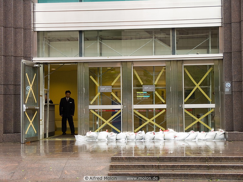 02 Entrance with sand bags