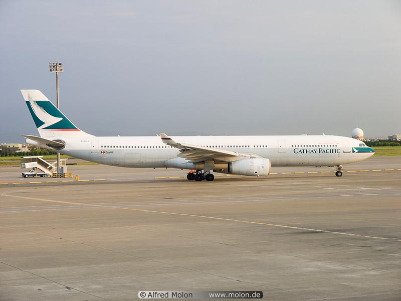 06 Cathay Pacific jet
