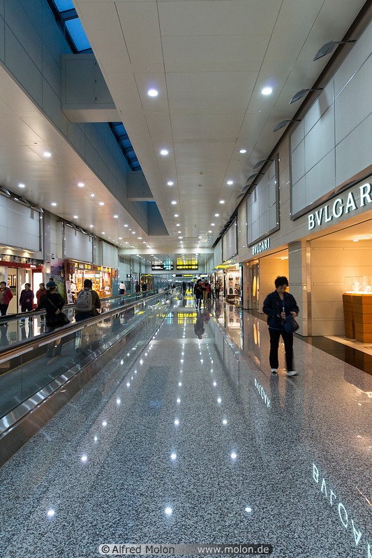 10 Departure area with shops